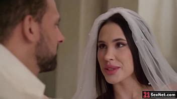 Une femme laisse son mari la baiser dans le cul pour la première fois XVIDEOS