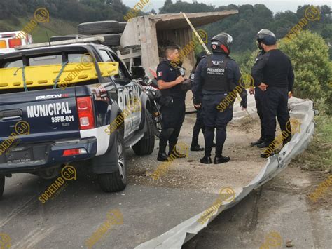 Tractocami N Cargado De Arena Se Vuelca En Curva De La Carretera