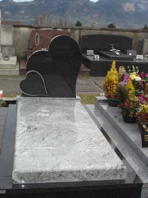 Monument en granit poli DUBY Père et Fils Marbrerie funéraire