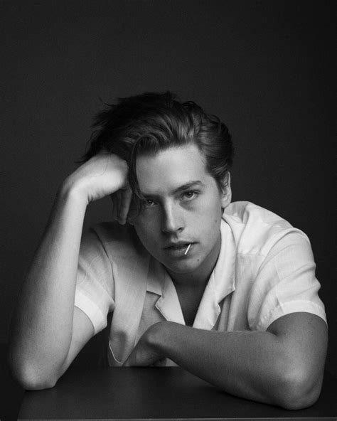 Pin de 𝐉𝐨𝐞 en Cole Sprouse Cole m sprouse Cole sprouse Poses para