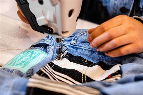 Personaliza Tus Regalos Esta Navidad En La Tienda De Levis Y Entrega