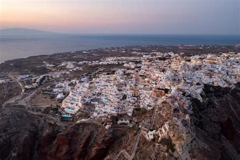 Vista aérea da aldeia de oia ao pôr do sol na ilha de santorini na