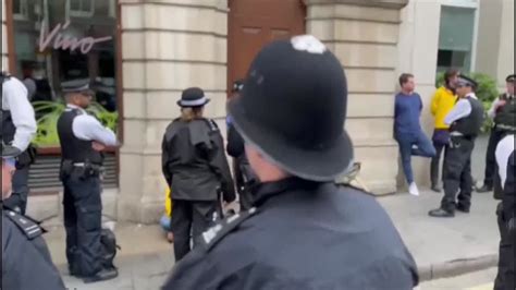 La policía Metropolitana de Londres se disculpa con los manifestantes