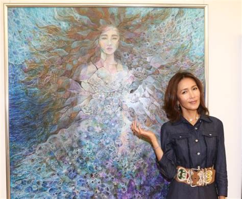 二科展会場に展示された作品の前で微笑む工藤静香 ― スポニチ Sponichi Annex 芸能