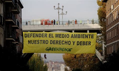 Greenpeace Despliega Una Pancarta En El Viaducto De Madrid