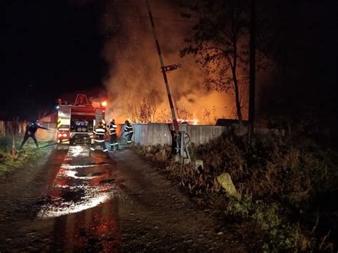 Un incendiu violent a izbucnit în Botoșani O casă și un atelier de