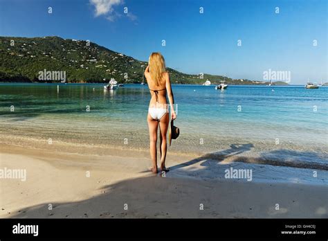 Alte frau bikini am strand Fotos und Bildmaterial in hoher Auflösung Alamy