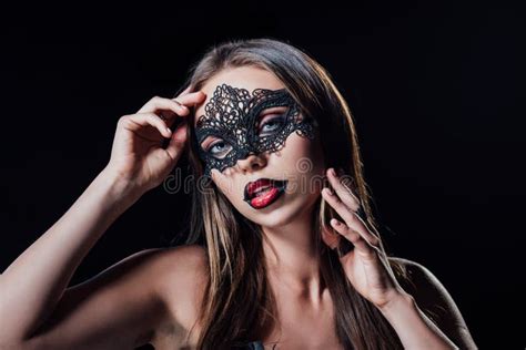 Fille Effrayante Nue De Vampire Dans Le Masque De Mascarade Montrant Les Crocs Et Tenant La Rose