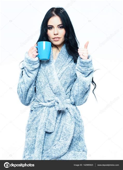 Sexy Mädchen Posiert Im Blauen Velours Bademantel Mit Tasse Stockfotografie Lizenzfreie Fotos