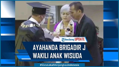 Ayahanda Brigadir J Wakili Mendiang Anak Wisuda Universitas Terbuka