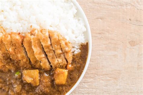 Chuleta De Cerdo Frita Con Curry En Arroz Foto Premium