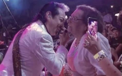 Los Tigres Del Norte Anunciaron La Muerte De Su Madre Durante Concierto Aristegui Noticias