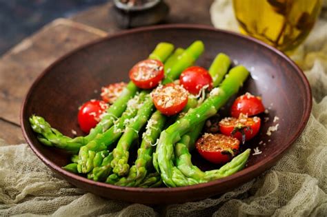 Ensalada Vegana Tibia De Esp Rragos Asados Y Tomates Foto Premium