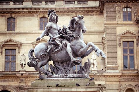 Reiterstandbild von König Louis xiv im Louvre Museum Paris Frankreich