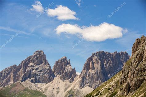 La Cordillera De Sassolungo Vista Desde Passo Pordoi Durante El Verano