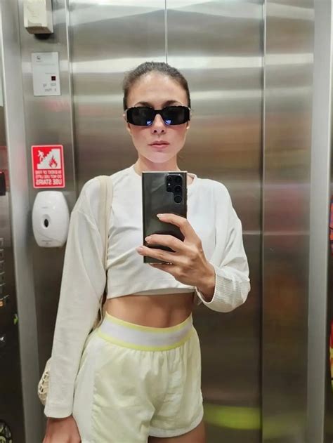 Tetap Hot Di Usia 42 Tahun Ini 6 Potret Wulan Guritno Pamer Perut Rata