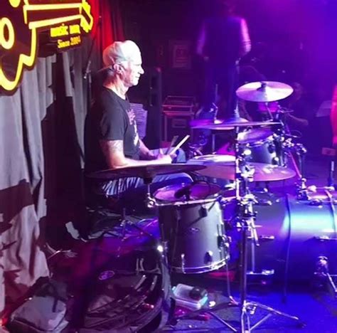 Baterista do Red Hot Chili Peppers toca banda cover em São Paulo