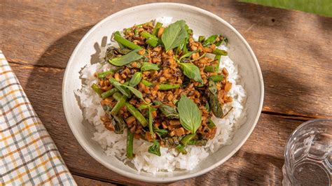 Veganes Pad Kra Pao Thai Stir Fry Mit Pilzen Und Basilikum Rezept