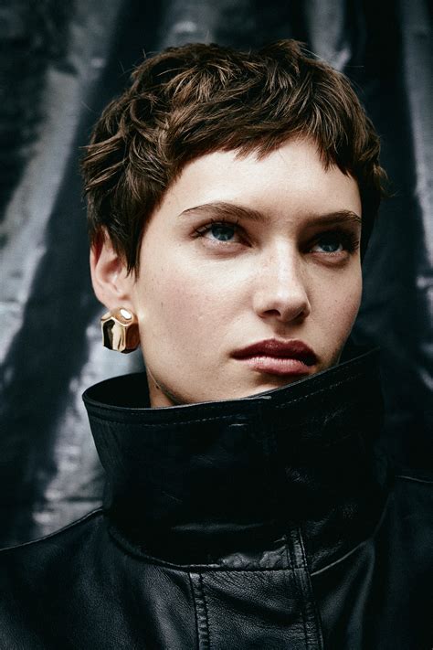 Angular stud earrings - Gold-coloured - Ladies | H&M IE