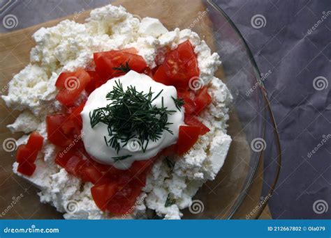 Queso Cottage Tomates Eneldo Y Crema Agria En Un Bol Foto De Archivo