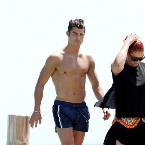 Cristiano Ronaldo Presume De Torso Desnudo En Saint Tropez Torsos