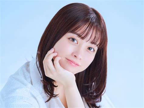 橋本環奈「25歳になりましたー！いぇい！」 デコルテまぶしいオフショットに絶賛の声 エンタメ ニュース ｜クランクイン！