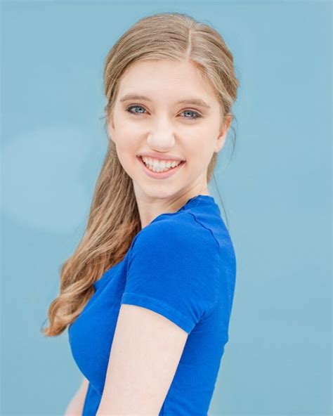 4 Hot Sexy Sophie Bolen Bikini Pics