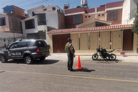 Arequipa Sujetos Desconocidos Queman Motocicleta En Frontis De