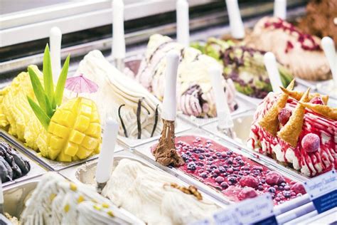 Klasyczny Włoski Gelato Lody W Sklepowym Pokazie Obraz Stock Obraz