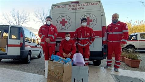 La Croce Rossa Cosenza Distribuisce I Pacchi Alimentari Alle Famiglie