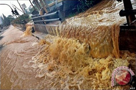 Hujan Deras Sebabkan Sungai Manunggal Yogyakarta Meluap ANTARA News