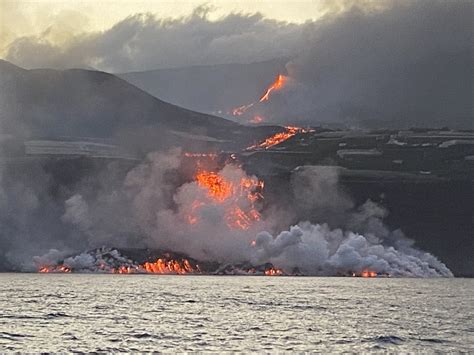 Llega al mar la lava del volcán de Cumbre Vieja de La Palma Vista al Mar