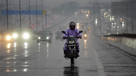 Delhi Ncr Wakes Up To Pleasant Weather After Light Rain Mercury Drops