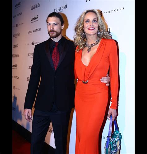 Vidéo Sharon Stone Et Martin Mica Au Gala De Lamfar à São Paulo Au