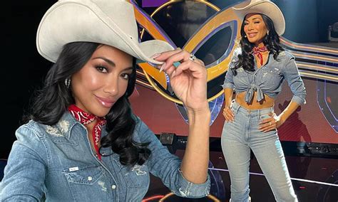 Nicole Scherzinger Flashes Her Toned Midriff As She Dresses Up As A