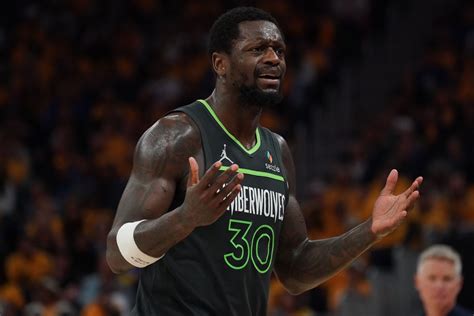 Julius Randle kisses his wife amid historic night as Kendra Randle