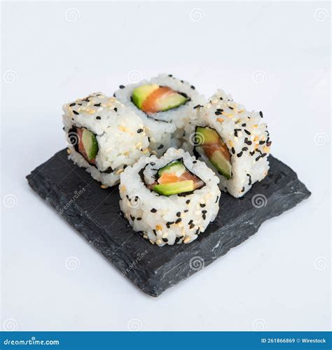 Rollo De Sushi Fresco Y Delicioso Tradicional Sobre Fondo Blanco Sobre