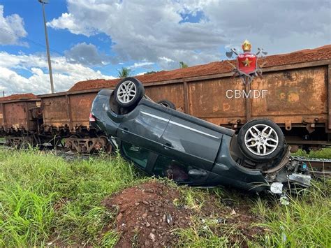 Carro capota e para rodas para cima após ser atingido por trem no