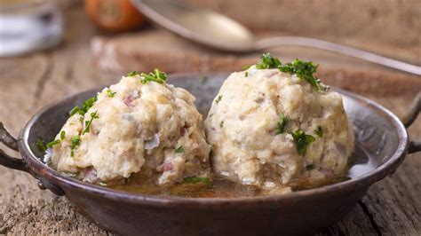 Speckknödel Mit Gerösteten Semmelbröseln Traditionelles Rezept Aus Bayern