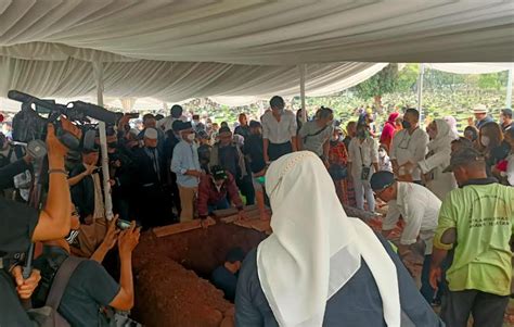 Jenazah Mieke Wijaya Tiba Di Tempat Peristirahatan Terakhir Begini