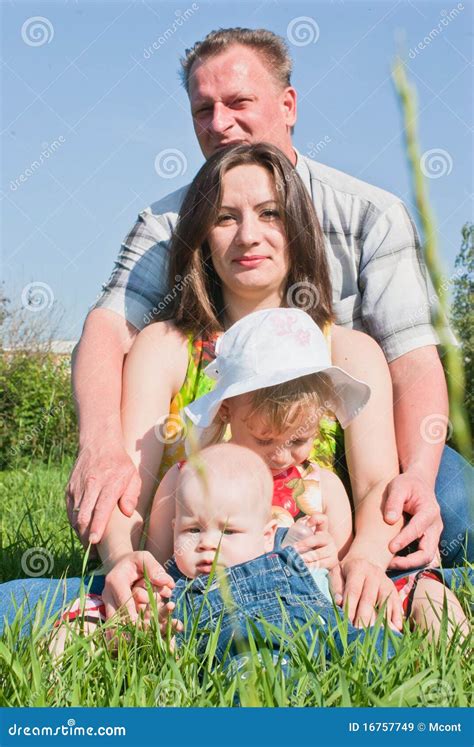 Familia Feliz Imagen De Archivo Imagen De Adulto Muchachas