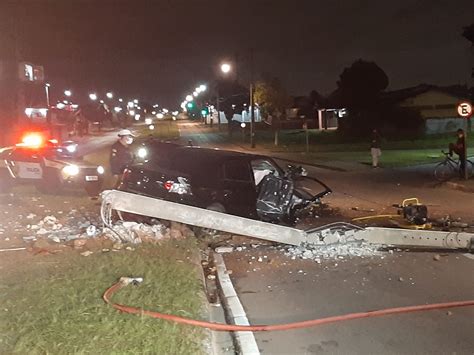 Motorista De Aplicativo Dorme Ao Volante E Bate Carro Contra Poste Em