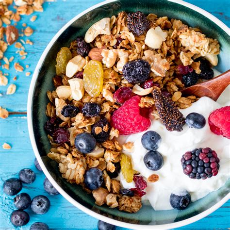 How To Make Granola For Breakfast With Berries