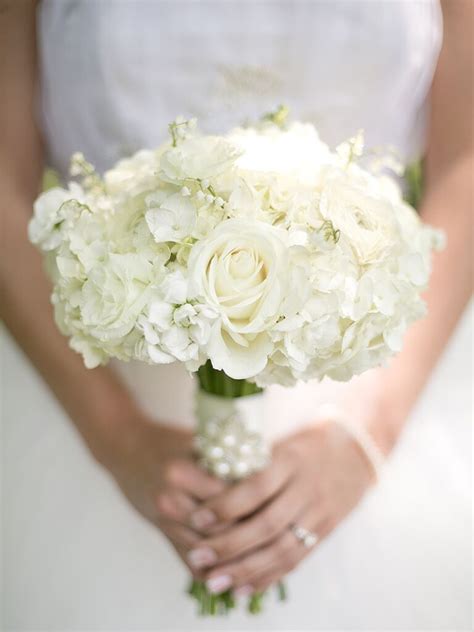 20 Romantic White Wedding Bouquet Ideas