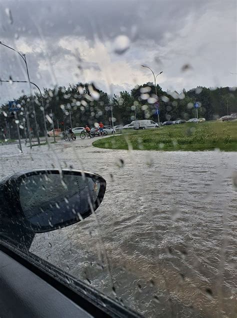 Pogoda Silne Burze Nad Polsk Ulewy Grad Gro Ne Porywy Wiatru I