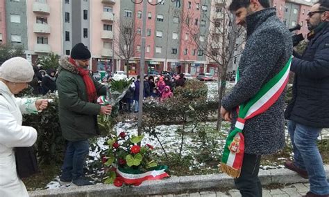 Campobasso Una Corona Di Fiori Nel Giardino Che Ricorda Le Vittime