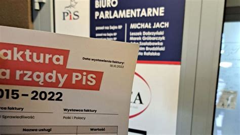 Wystawili fakturę za rządy PiS u i powiesili na drzwiach biura