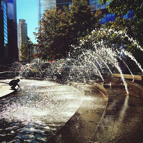 Premium Photo Fountain In City