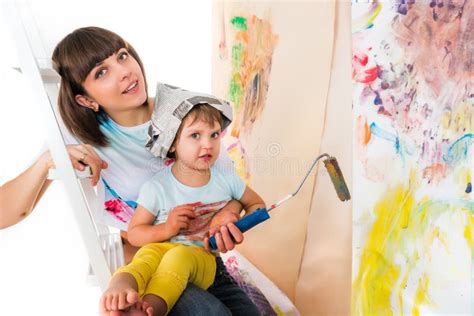 Femme Et Enfant Assis Sur L Escabeau Photo Stock Image Du Famille