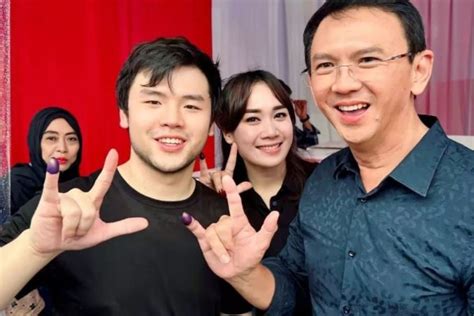 Usai Nyoblos Ahok Dan Keluarga Pamer Salam Metal Tiga Jari